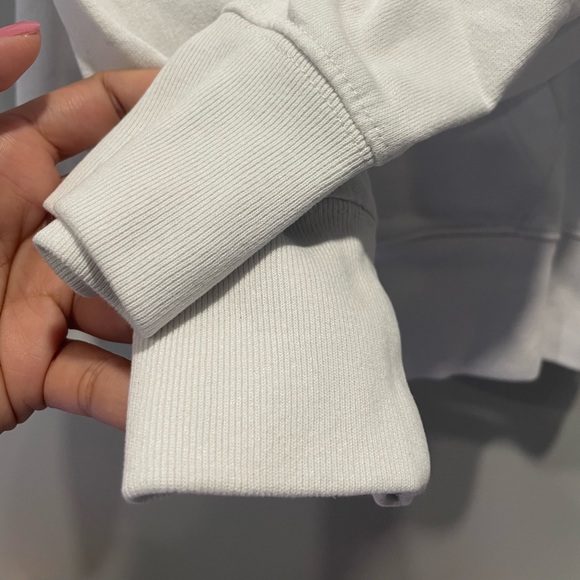 Levi’s // White Hoodie Sweater - Picture 3 of 6
